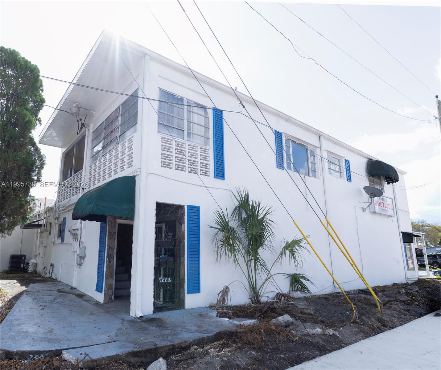 Main image without alt text