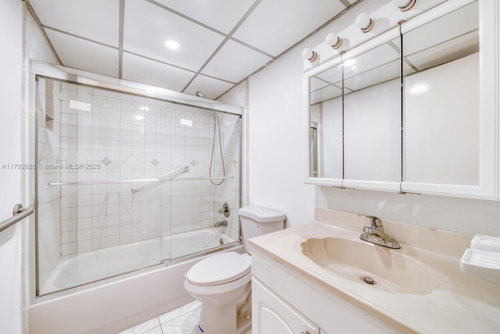 VERSIALLES GARDENS II CON - Residential Lease