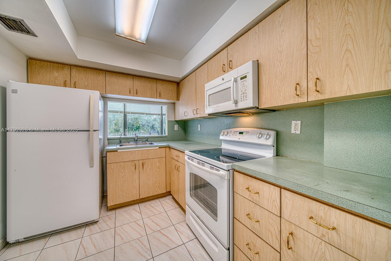 VERSIALLES GARDENS II CON - Residential Lease