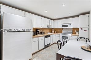 3800 Oaks Clubhouse Dr 307