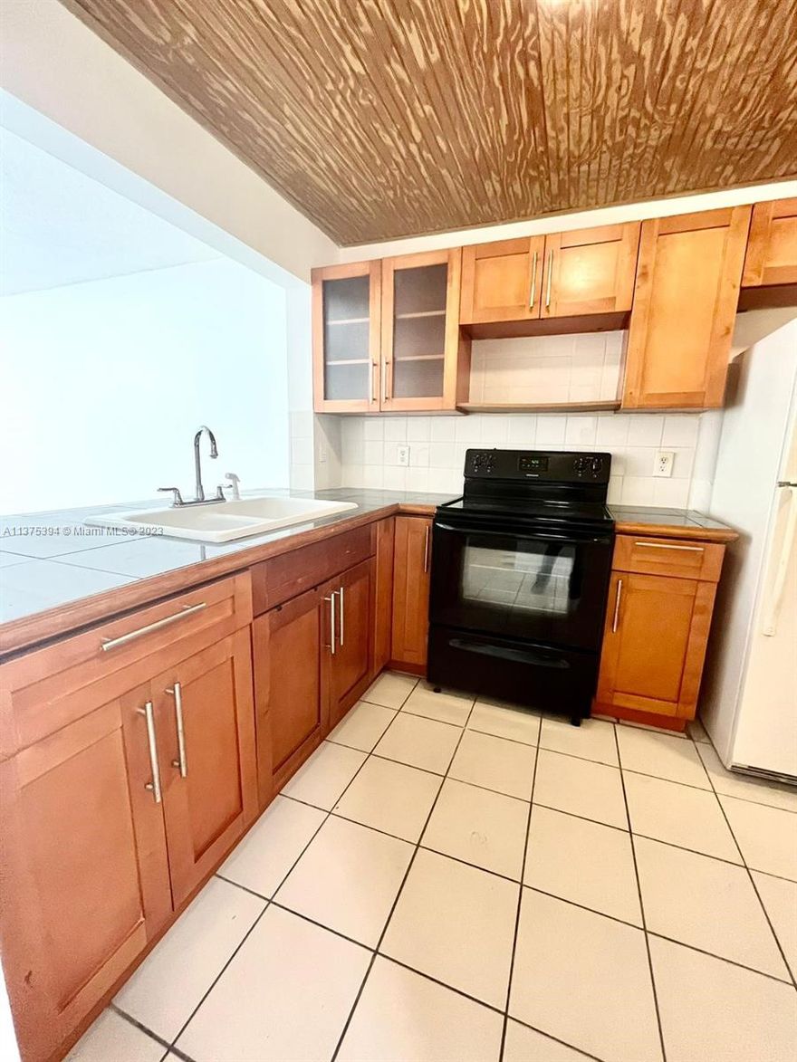 GREAT DEAL ON A LARGE 2/2 VERY CLOSE TO AVENTURA AND THE BEACH !! GREAT GATED COMMUNITY WITH 2 POOLS, NEAR EVERYTHING YOU NEED. VERY RARE WASHER & DRYER IN THE UNIT WITH WALK IN CLOSET IN THE MASTER PLUS A NICE SIZE BALCONY. EASY TO VIEW .