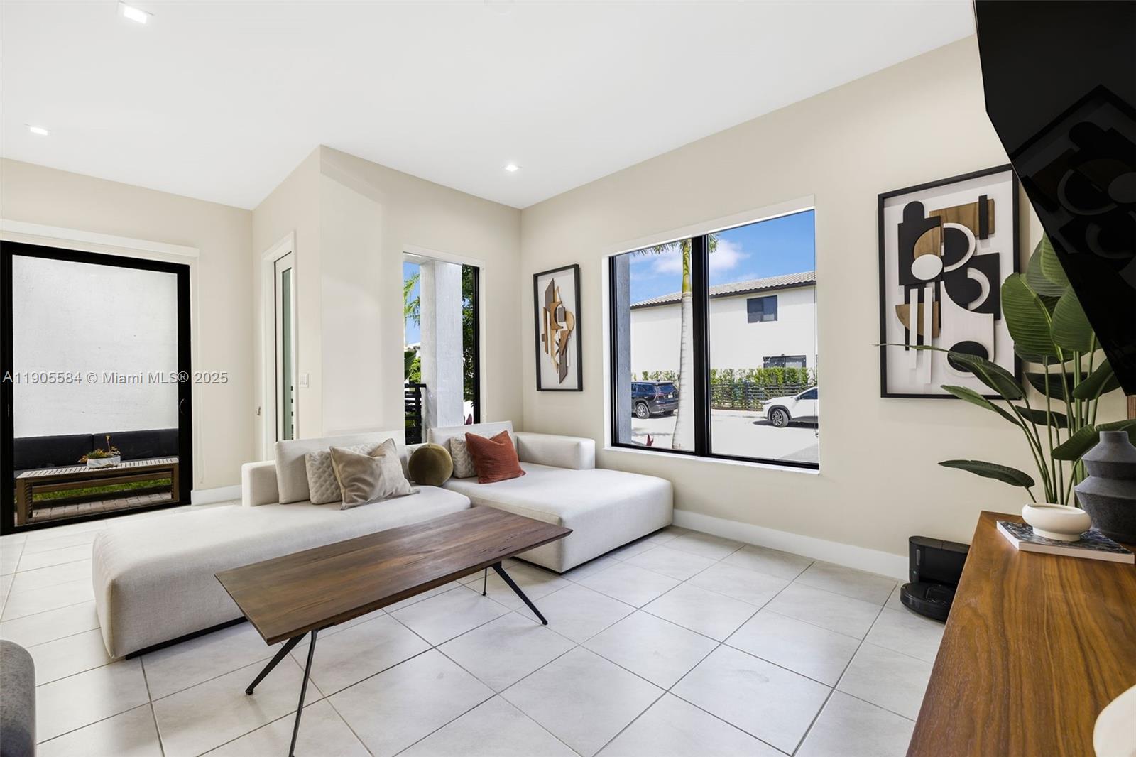 DOWNTOWN DORAL SOUTH PHAS - Residential