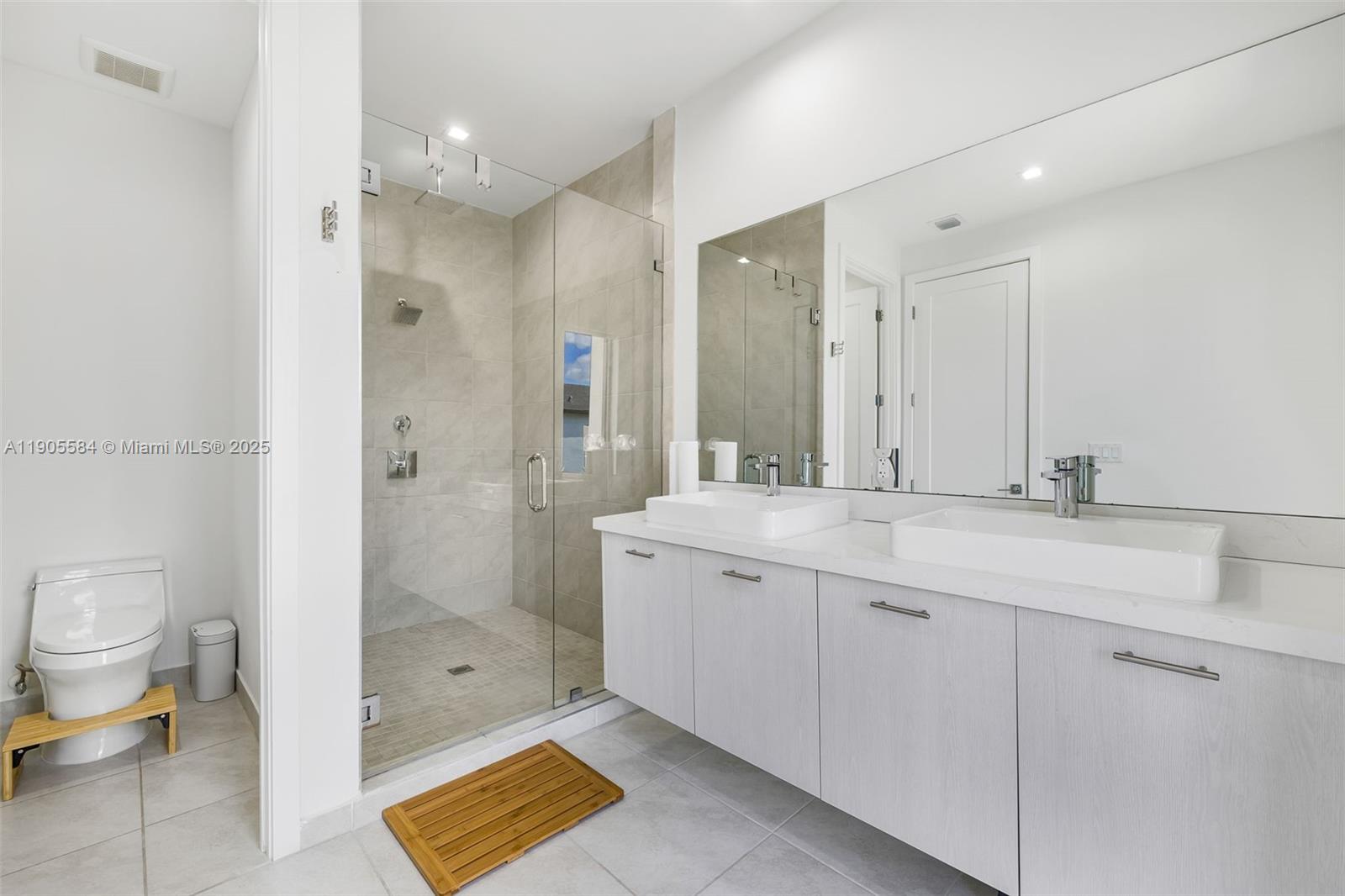 DOWNTOWN DORAL SOUTH PHAS - Residential