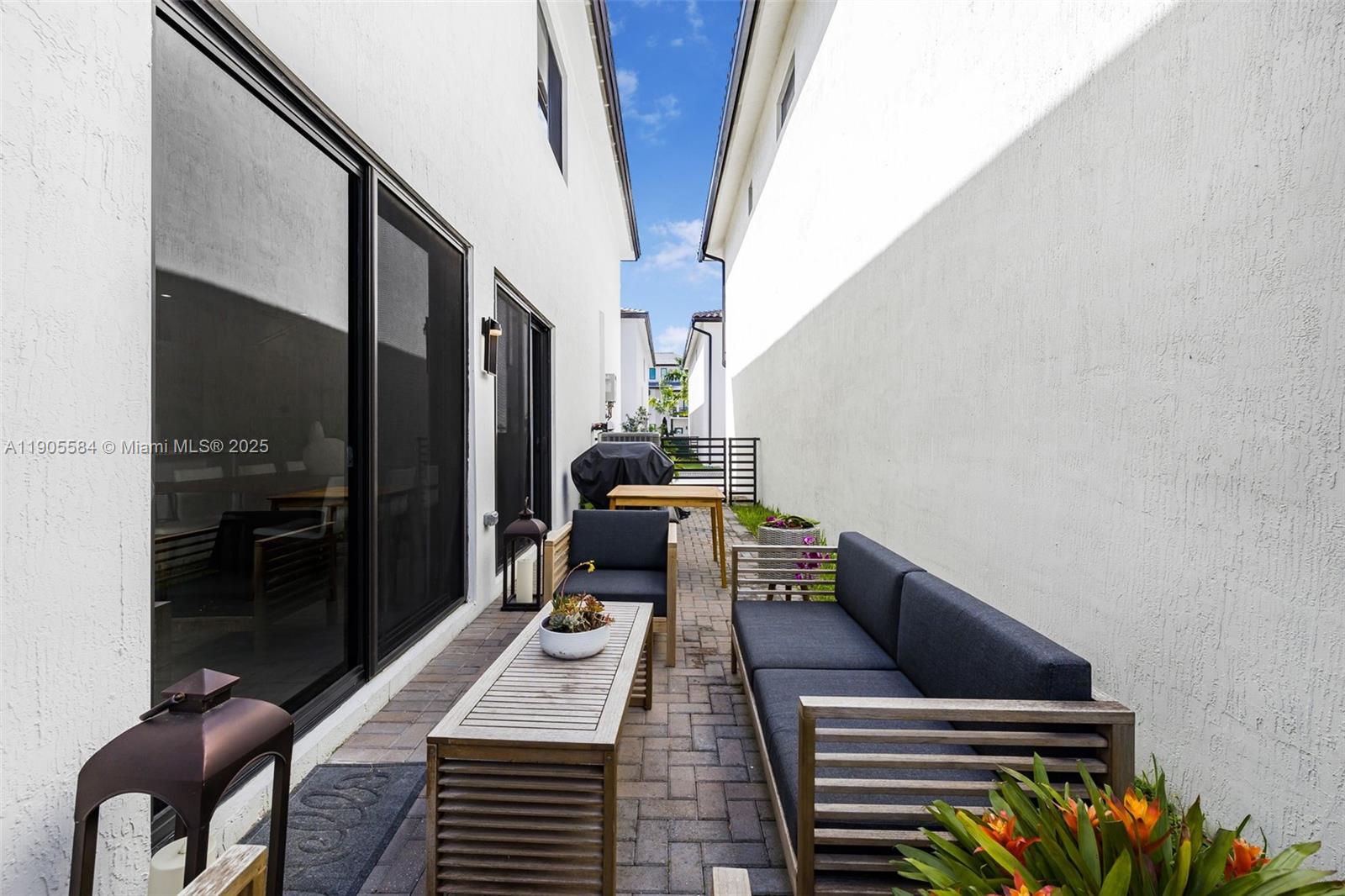 DOWNTOWN DORAL SOUTH PHAS - Residential