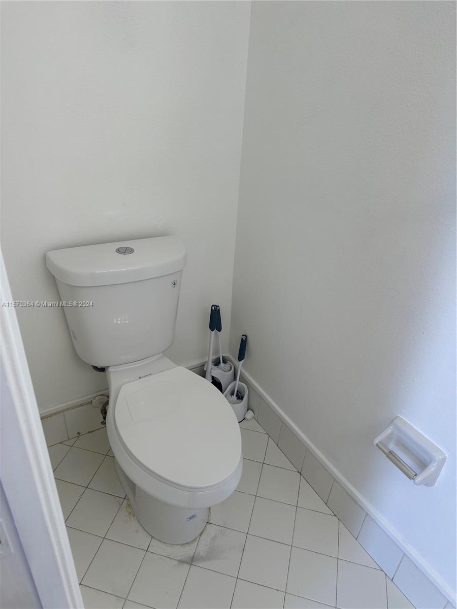 Rental Property at 1435 Sw 48th Ter, Deerfield Beach, Broward County, Florida - Bedrooms: 2 
Bathrooms: 3  - $2,500 MO.