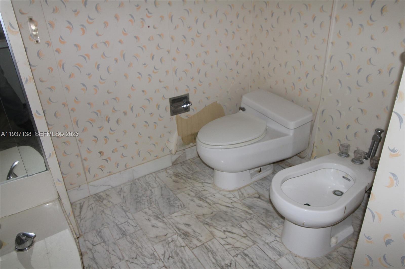 TOWERS OF QUAYSIDE CONDO - Residential