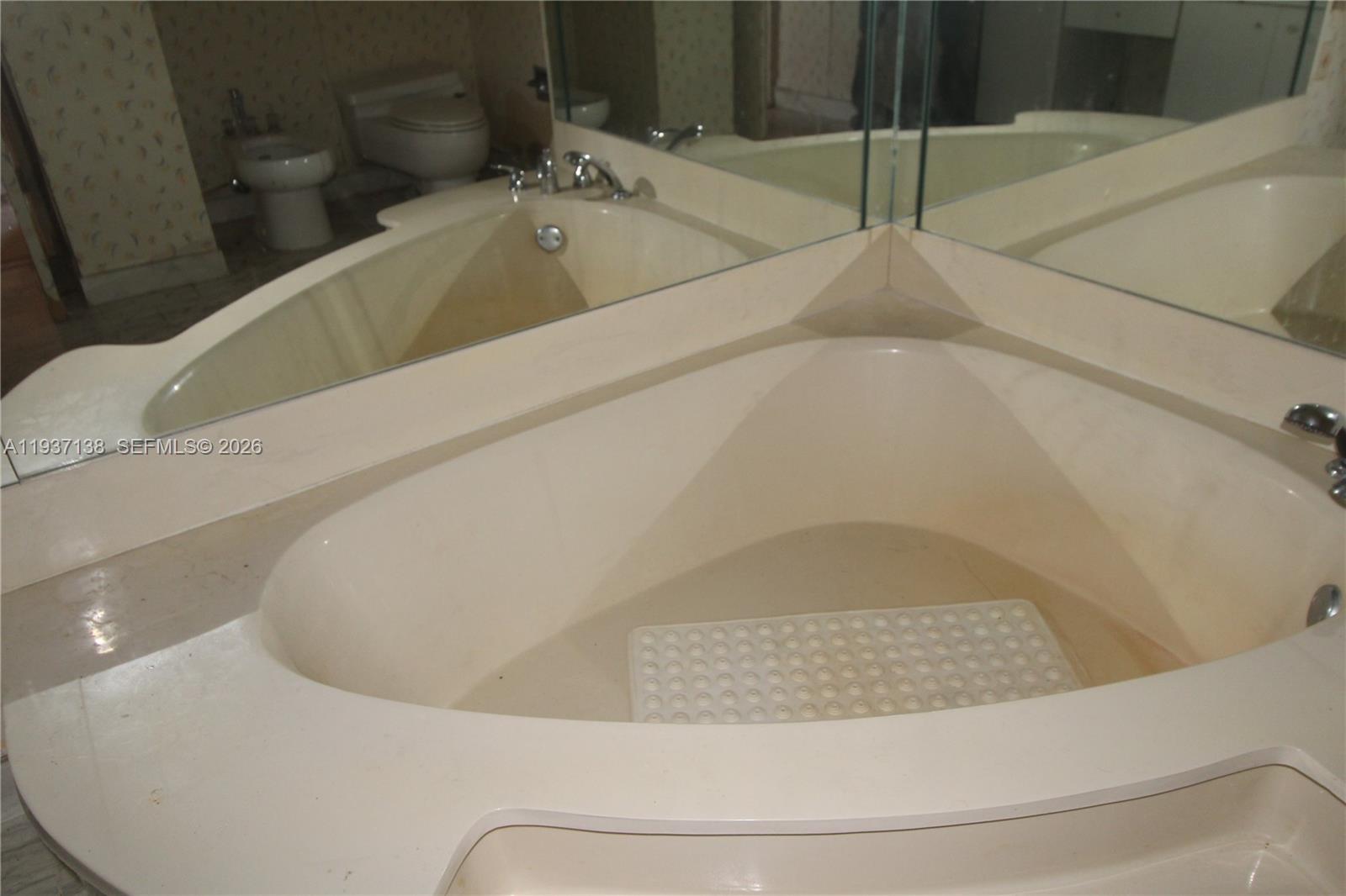 TOWERS OF QUAYSIDE CONDO - Residential