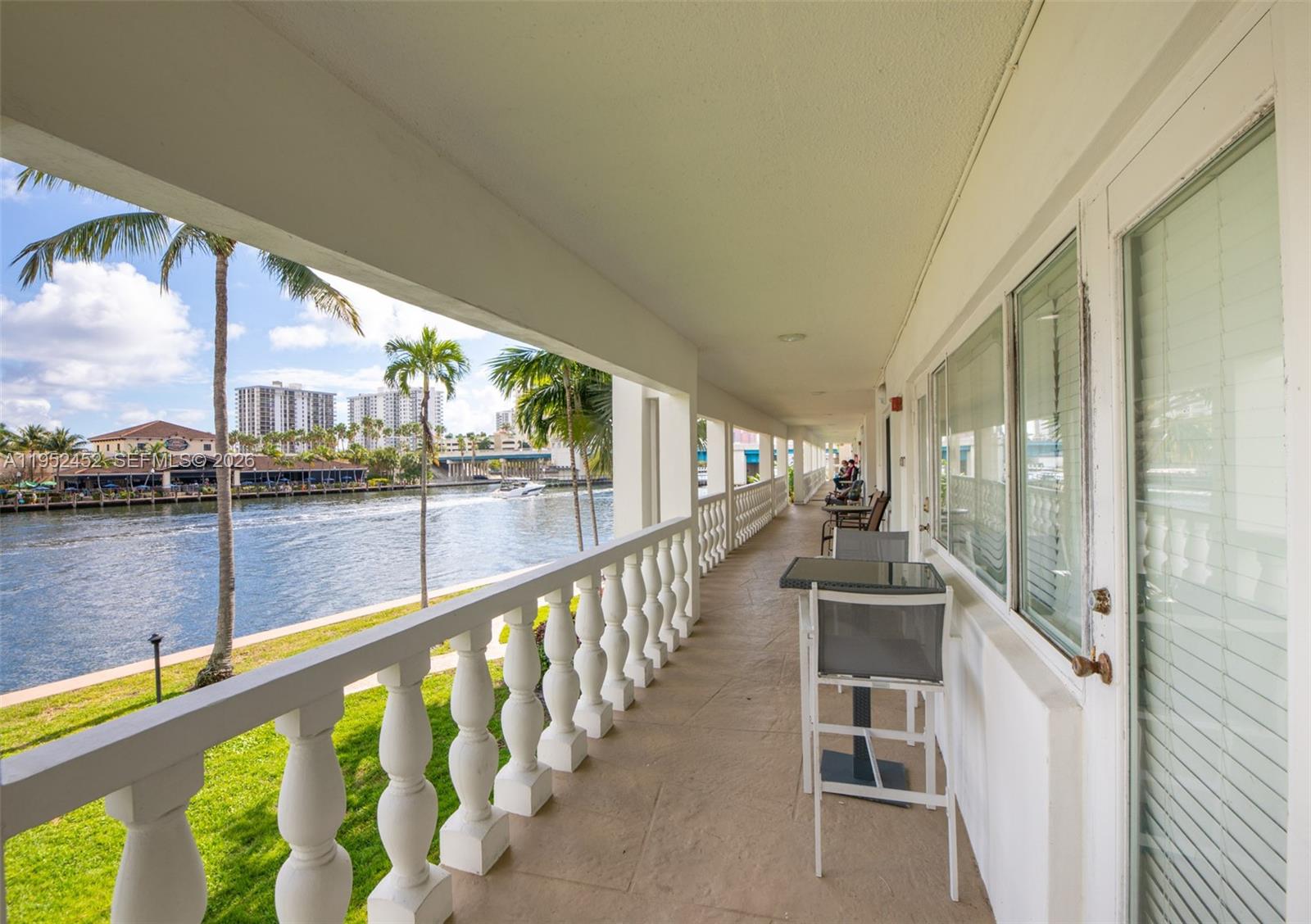 WATERSIDE ON THE INTRACOA - Residential