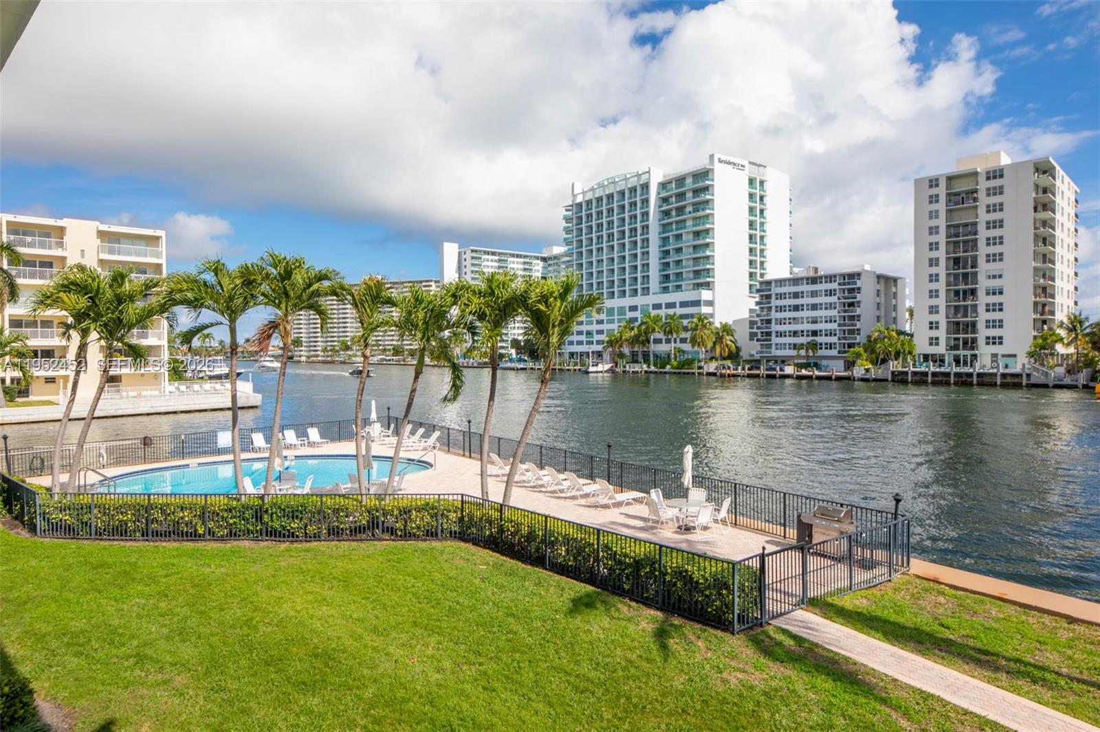 WATERSIDE ON THE INTRACOA - Residential