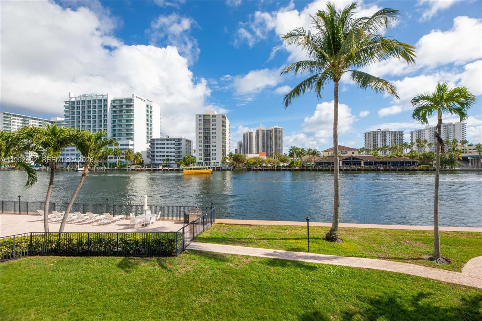 WATERSIDE ON THE INTRACOA - Residential