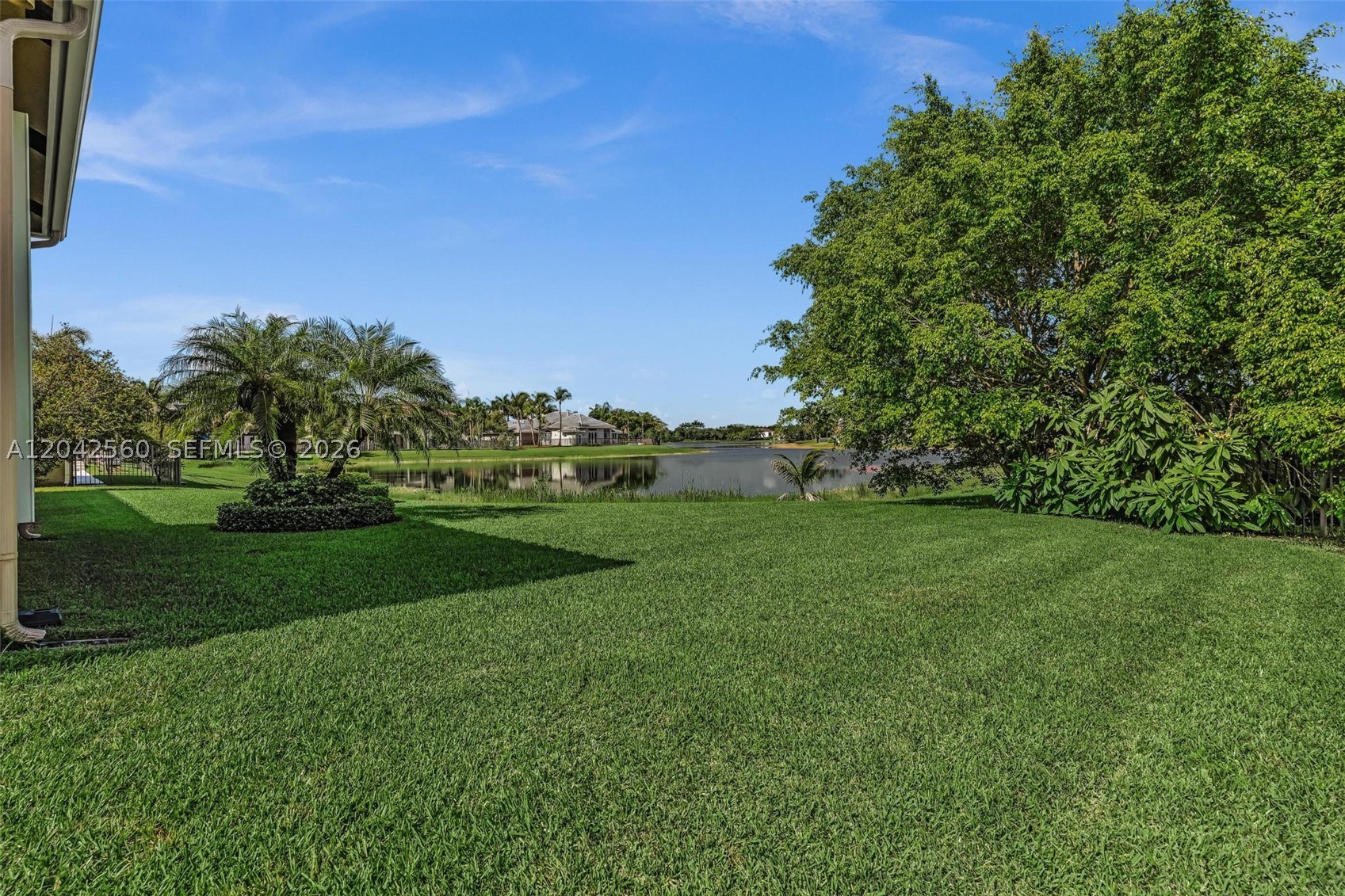 2733 Meadowood Dr