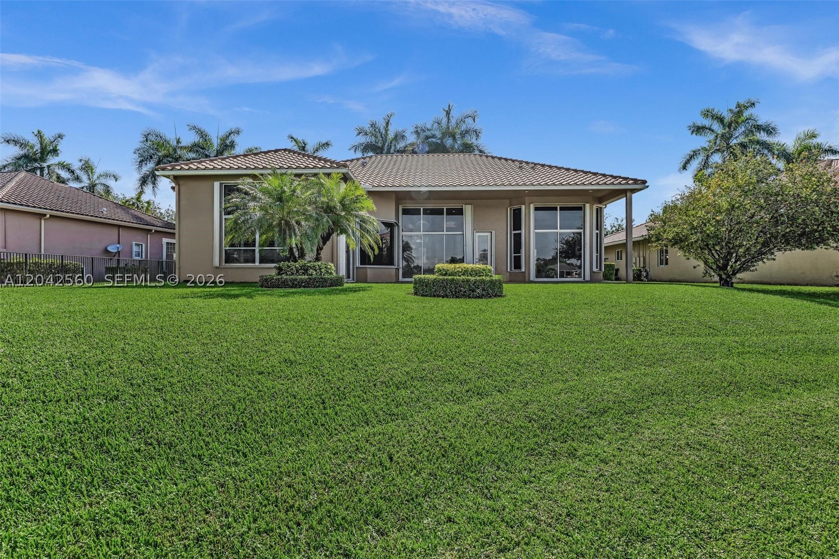 2733 Meadowood Dr