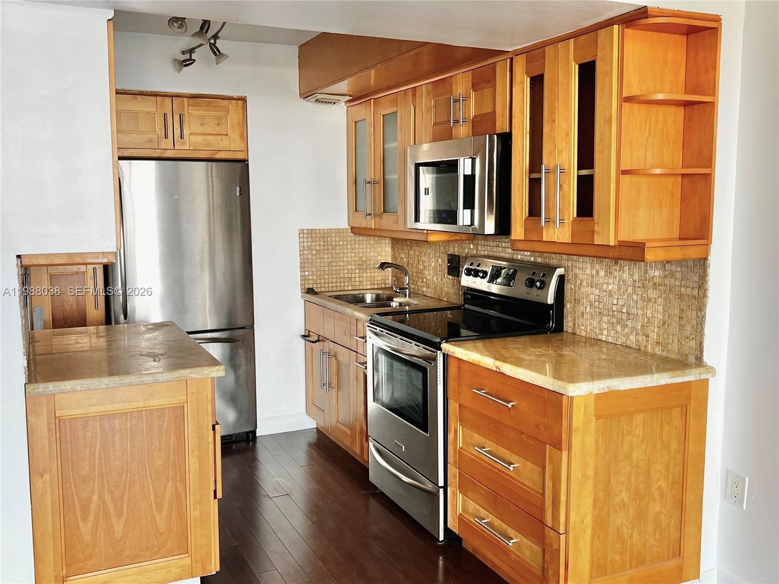 STRATFORD HOUSE CONDO - Residential