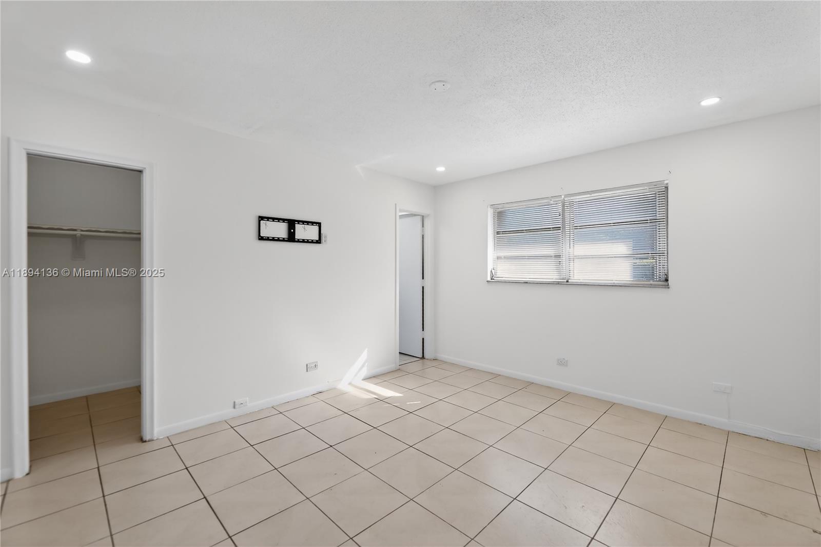 MIRROR LAKE ESTATES SEC S - Residential Lease