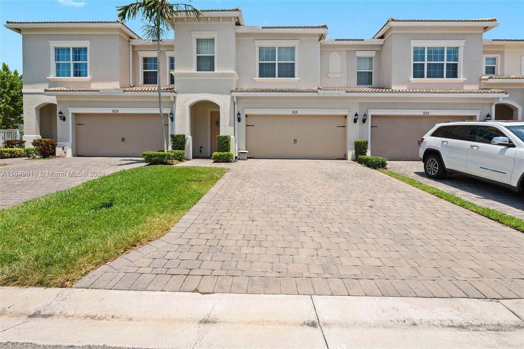 Photo of 915 Banyan Dr, Hollywood, FL 33021 (MLS # A11649818)