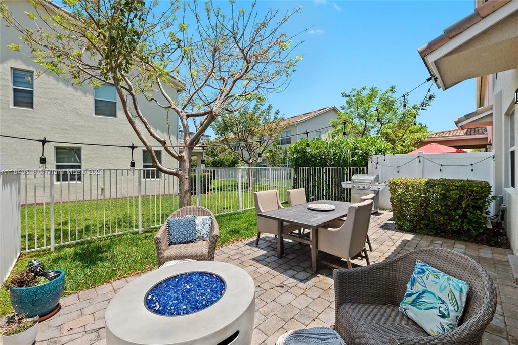 Photo of 915 Banyan Dr, Hollywood, FL 33021 (MLS # A11649818)