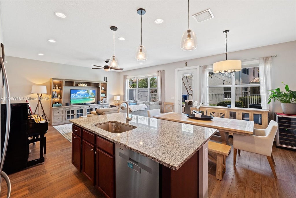 Photo of 915 Banyan Dr, Hollywood, FL 33021 (MLS # A11649818)