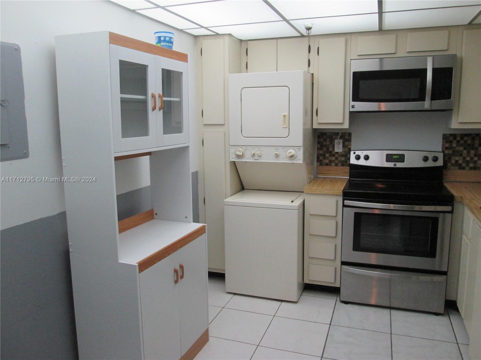 WINSTON TOWERS 700 CONDO - Residential