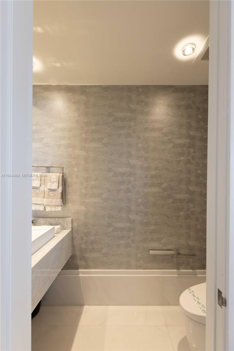 18555 COLLINS AVENUE COND - Residential