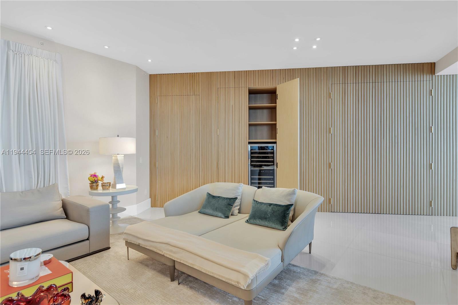 18555 COLLINS AVENUE COND - Residential