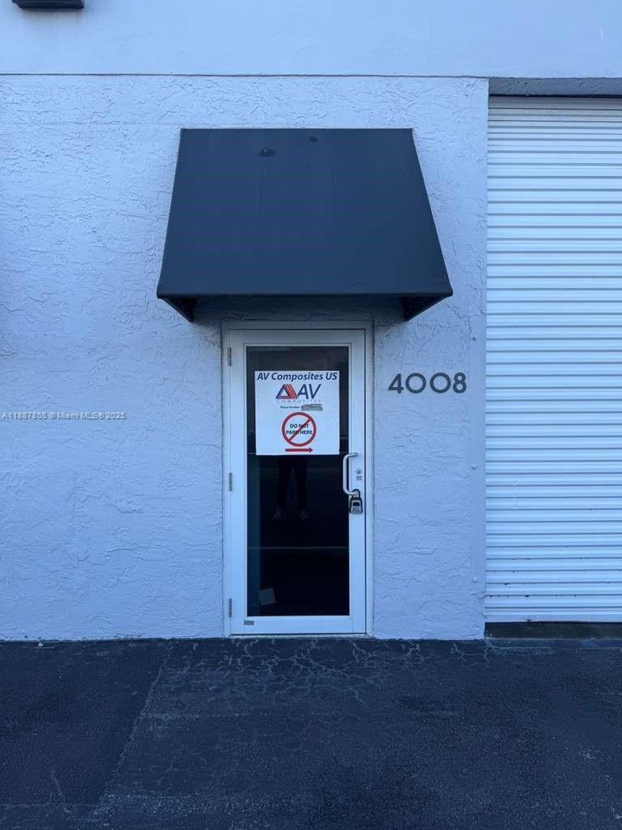 Warehouse located near the Airport of FLL - 1004 sqf - OVERHEAD DOOR 10FT - Ceiling 12FT -
 Landlord pays taxes and HOA / Tenant for pays electricity, water, AC maintenance & insurance.
1-5 years possible