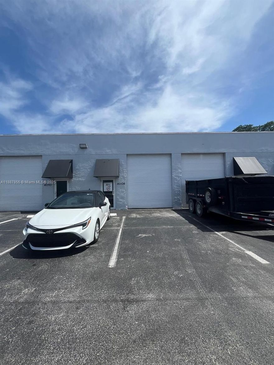 Warehouse located near the Airport of FLL - 1004 sqf - OVERHEAD DOOR 10FT - Ceiling 12FT -
 Landlord pays taxes and HOA / Tenant for pays electricity, water, AC maintenance & insurance.
1-5 years possible