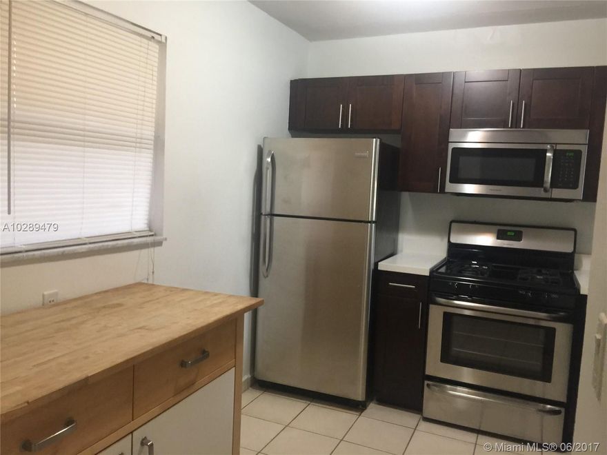 BEAUTIFULL 1 BED 1.5 BATH UNIT. COMPLETELY REMODELED. GREAT KITCHEN WITH ALL STAINLESS STEEL APPLAINCESS. MODERN WOOD FLOORS THROUGHOUT THE UNIT. WALKING CLOSETS.

ALL OFFERS MUST PRESENT:
CONTRACT TO LEASE, CREDIT REPORT, EVICTION BACKGROUND, ATTACHED TENANT APPLICATION FORM, COPY OF ID, LAST 2 PAY STUBS, CURRENT LANDLORD REFERENCE LETTER WITH PHONE # AND EMAIL ADDRES, CURRENT WORK REFERENCE LETTER WITH PHONE AND EMAIL ADDRESS.