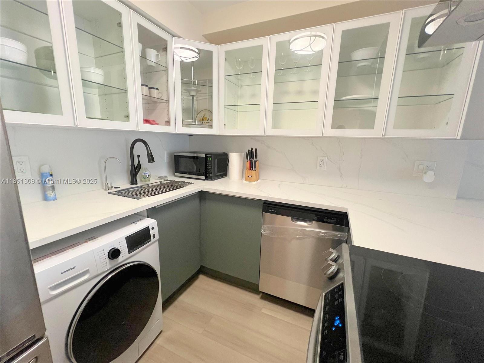EASTERN SHORES WHITE HOUS - Residential
