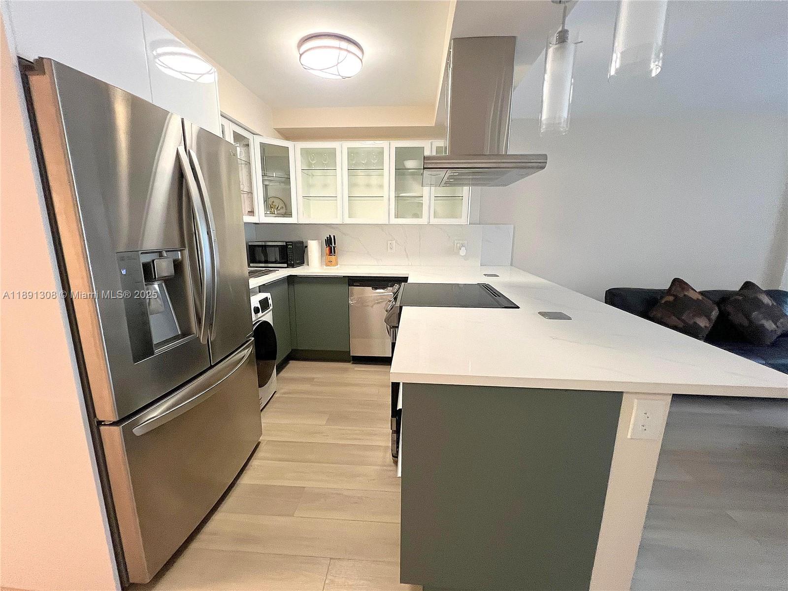 EASTERN SHORES WHITE HOUS - Residential