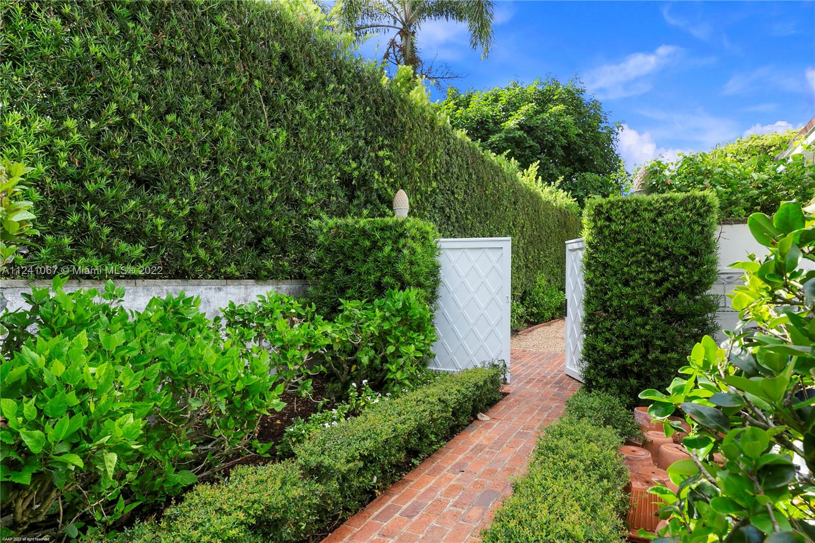 ISLAND BEACH THE REVISED - Residential