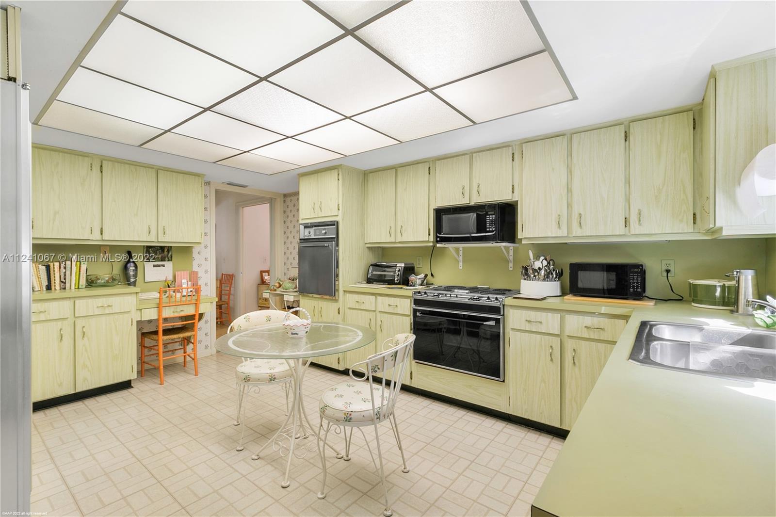 ISLAND BEACH THE REVISED - Residential