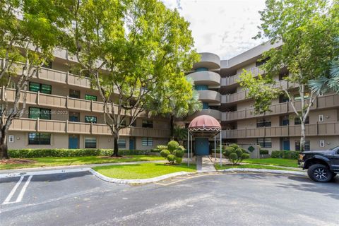 Photo of 901 Colony Point Cir #418, Pembroke Pines, FL 33026 (MLS # A11395054)