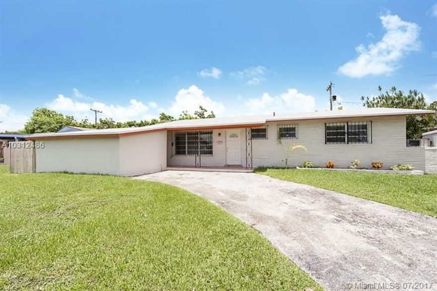 Pool house, Totally remodeled at great location close to Turnpike, Southland mall, school 
This property has been totally remodeled, 2 master bedroom , must see!!