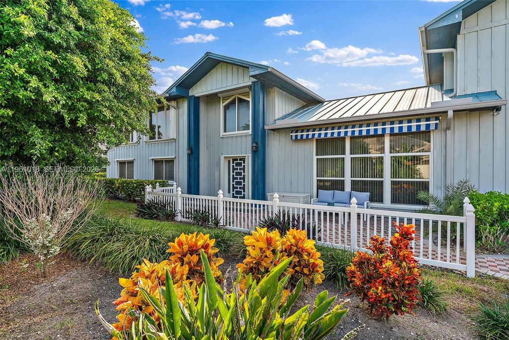 Photo of 219 Colony Rd, Jupiter Inlet Colony, FL 33469 (MLS # A11961018)