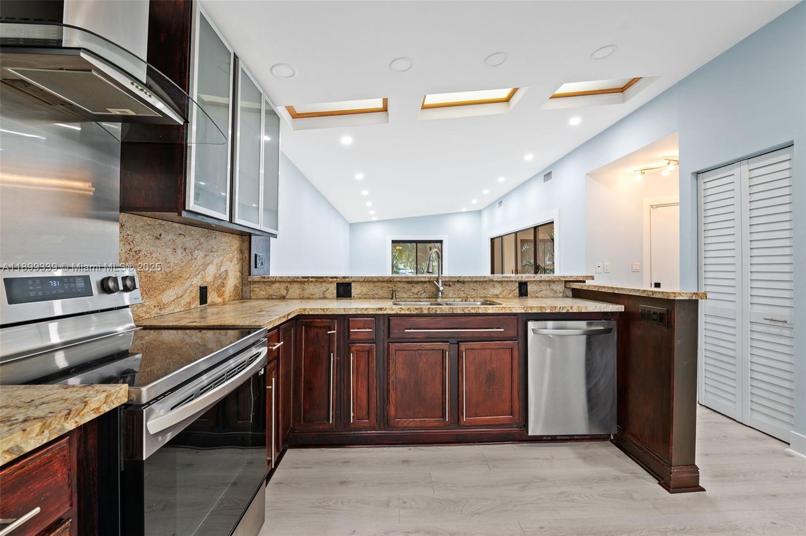 CREEKSIDE VILLAS SEC TWO - Residential Lease