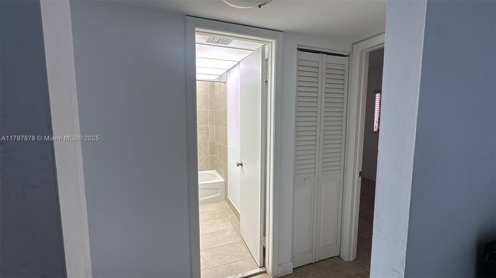HORIZONS WEST CONDO #8 - Residential