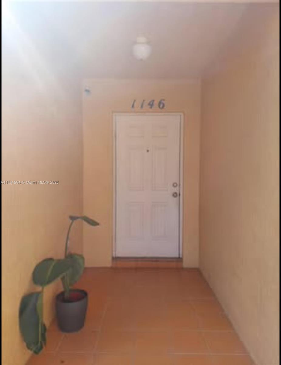 TOWNHOUSES 2 BEDS 2 BATHS. PATIO.2 SPACES CAR. CLOSE THAN DOLPHIN MALL.
The Complex has a beautiful swimming pool, gym, spa