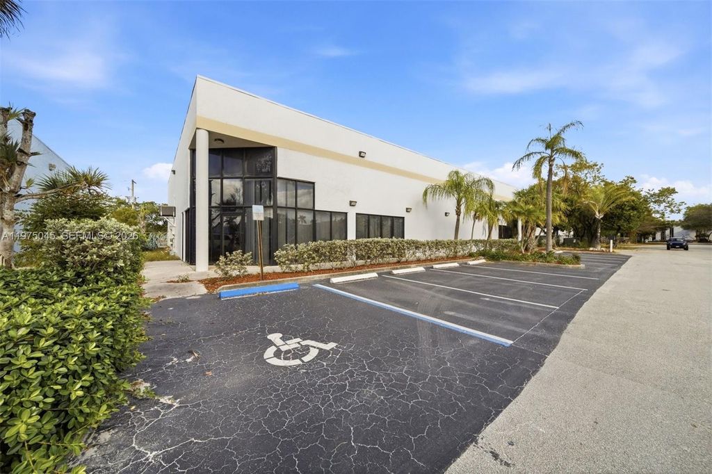 Photo of 2891 NW 22nd Ter, Pompano Beach, FL 33069 (MLS # A11975045)