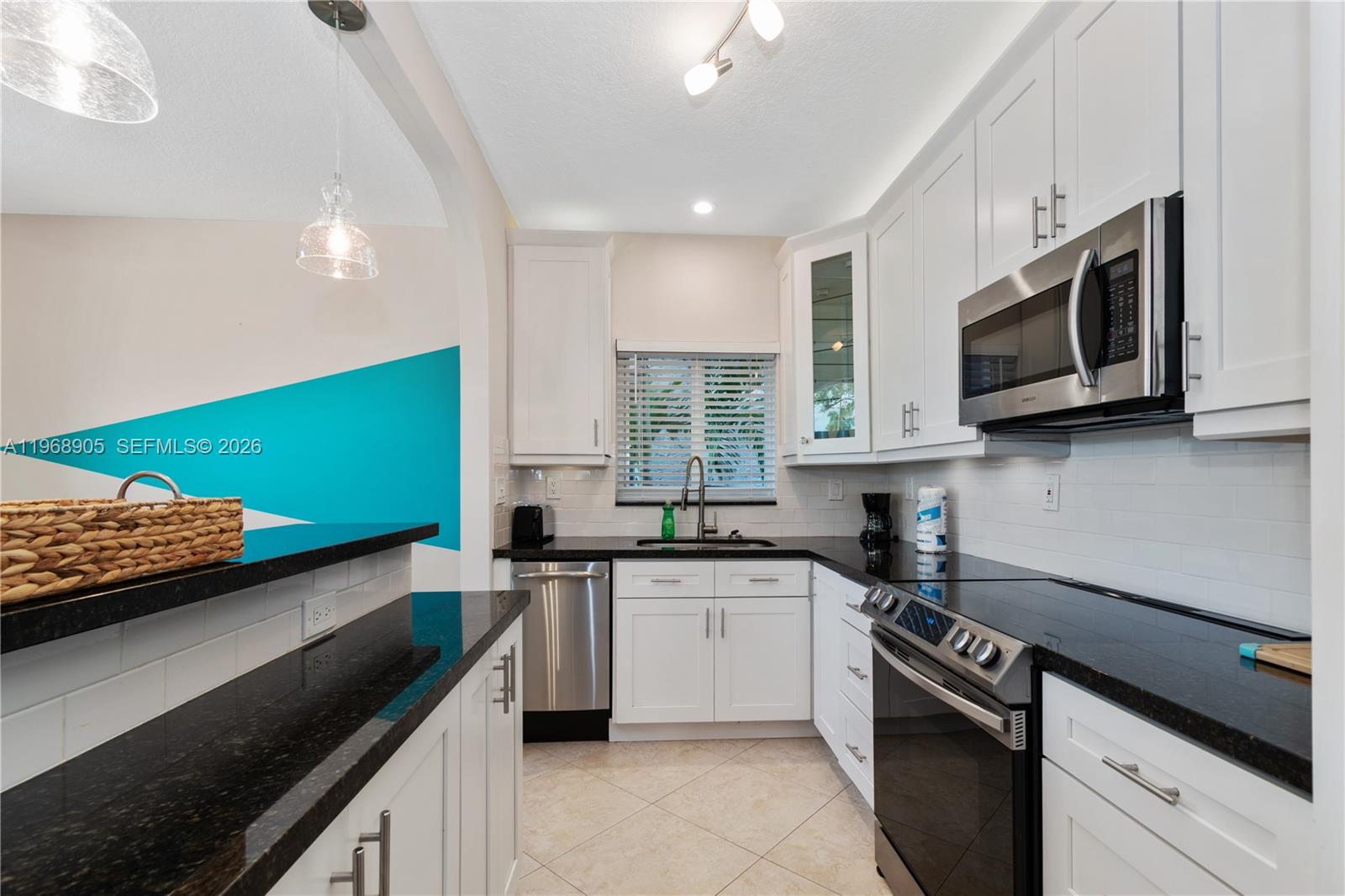 HOLLYWOOD - Residential Income