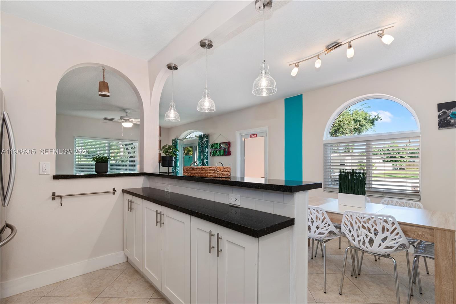 HOLLYWOOD - Residential Income