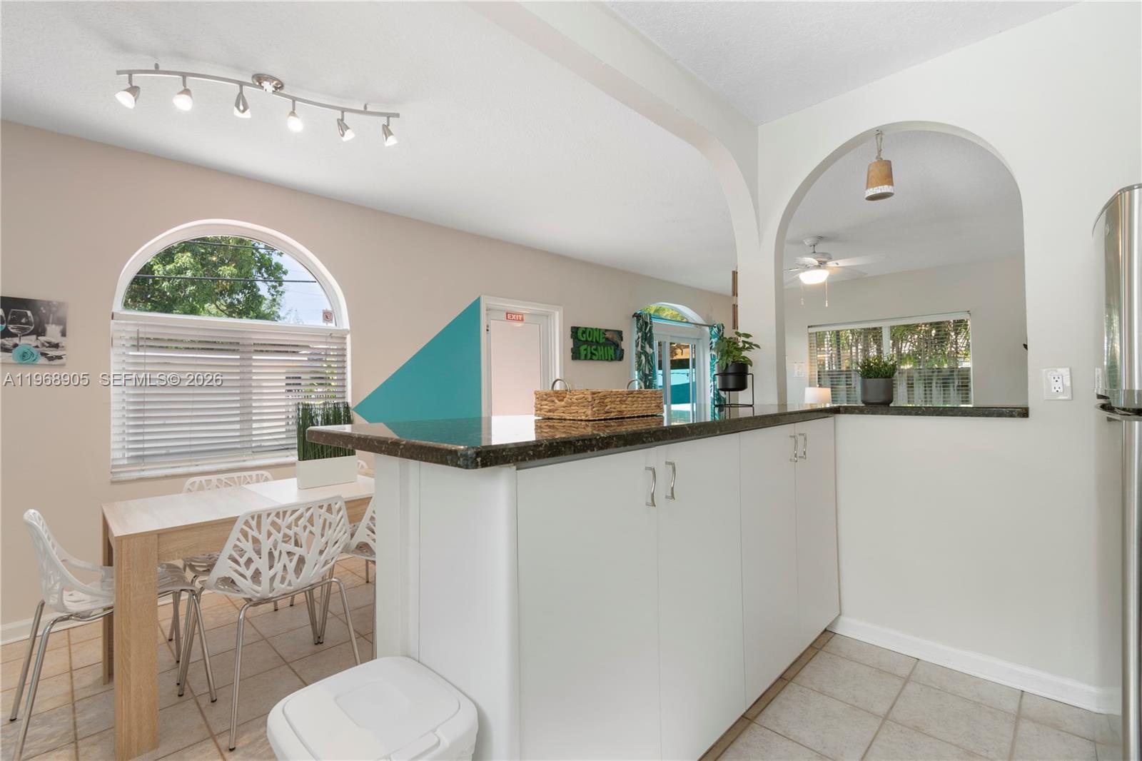 HOLLYWOOD - Residential Income