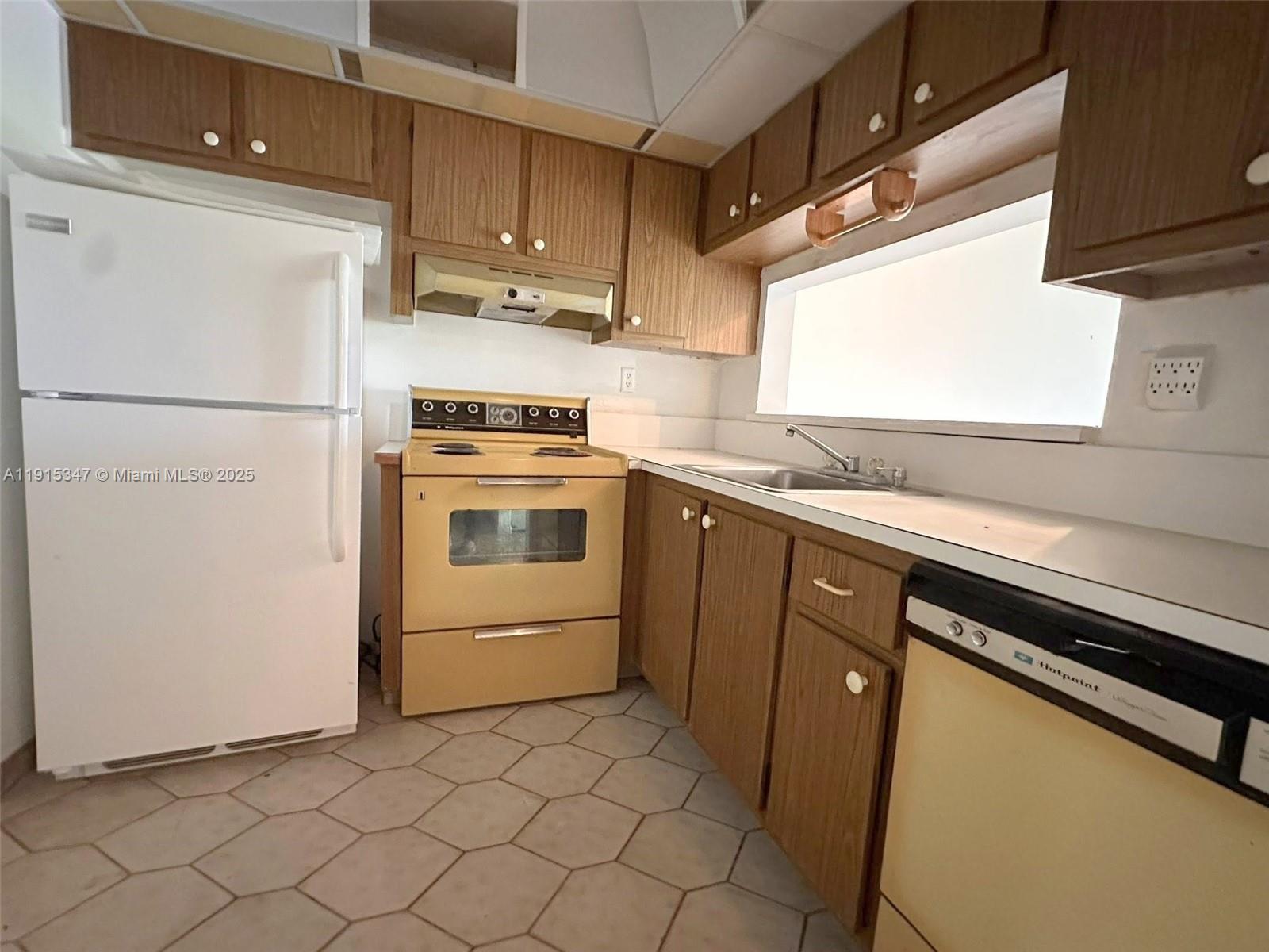 LIME BAY CONDOMINIUM 4 - Residential