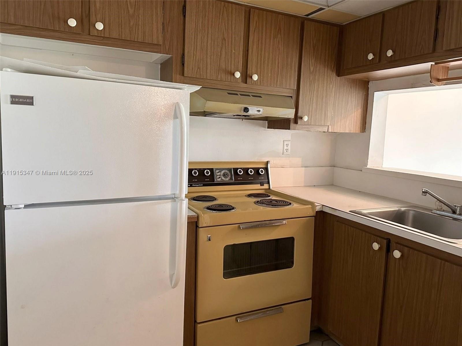 LIME BAY CONDOMINIUM 4 - Residential