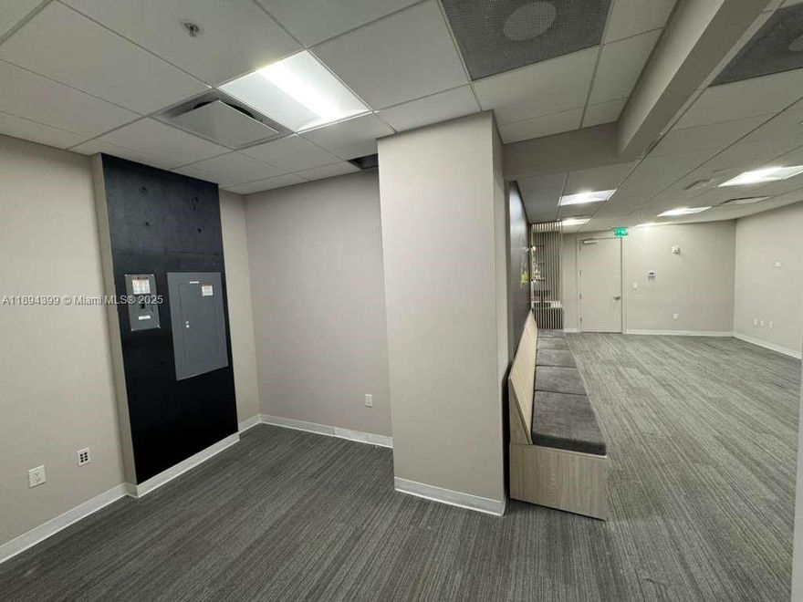 Modern office space located in the heart of Sweetwater, offering excellent visibility and easy access to major highways, retail, and dining areas.
Perfect for professional offices, consulting firms, or administrative operations. The unit features a functional layout within a well-maintained commercial complex.