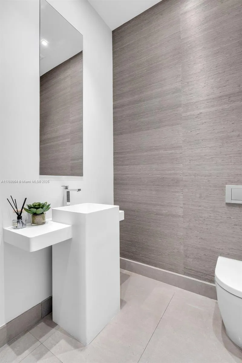 Key Biscayne, Florida 33149, United States, 5 Bedrooms Bedrooms, ,6 BathroomsBathrooms,Residential,Active,94333