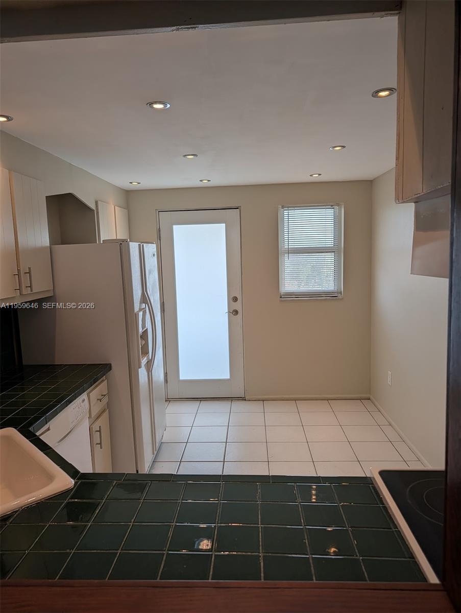 ROYAL BAHAMIAN WEST - Residential