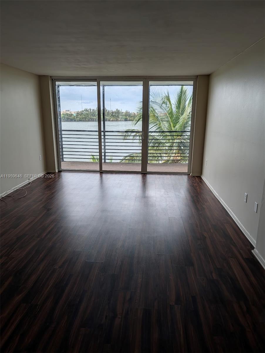 ROYAL BAHAMIAN WEST - Residential