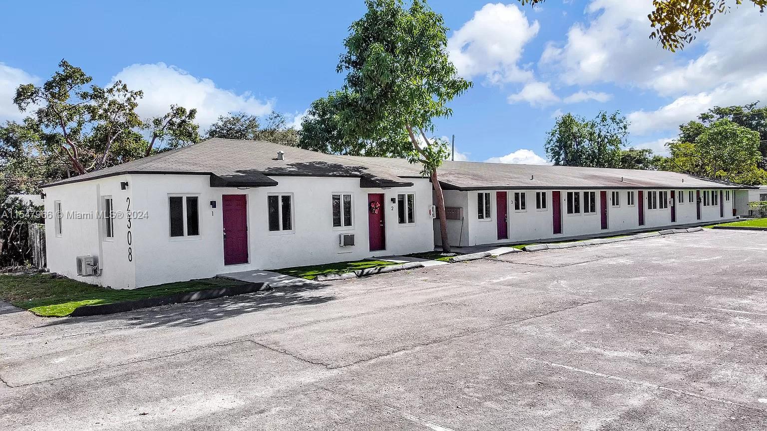 HOLLYWOOD LITTLE RANCHES - Residential Income