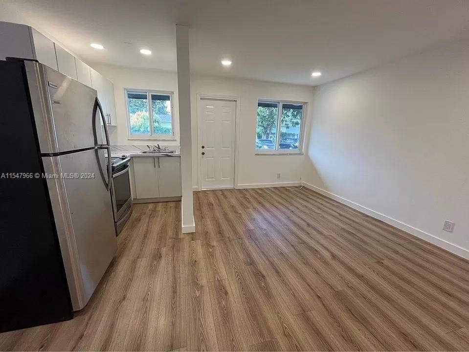 HOLLYWOOD LITTLE RANCHES - Residential Income