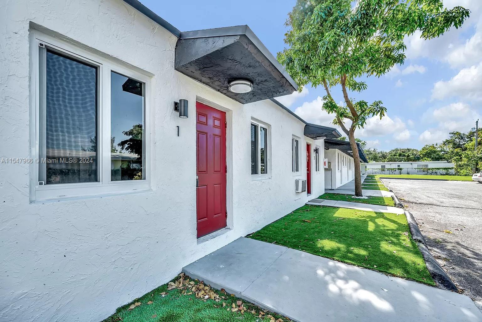 HOLLYWOOD LITTLE RANCHES - Residential Income